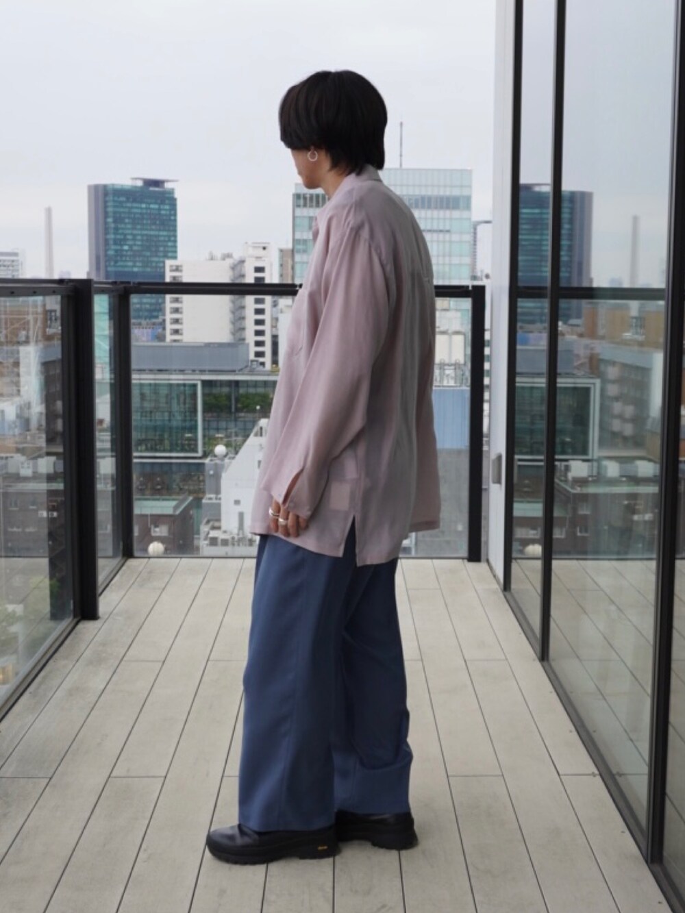 「PUBLIC TOKYOのキュプラサマールーズオーバーシャツ（シャツ/ブラウス、ピンク系）」を使った、Kosuke Sugitaさん（メンズ・177cm）の春コーディネートの2枚目の写真