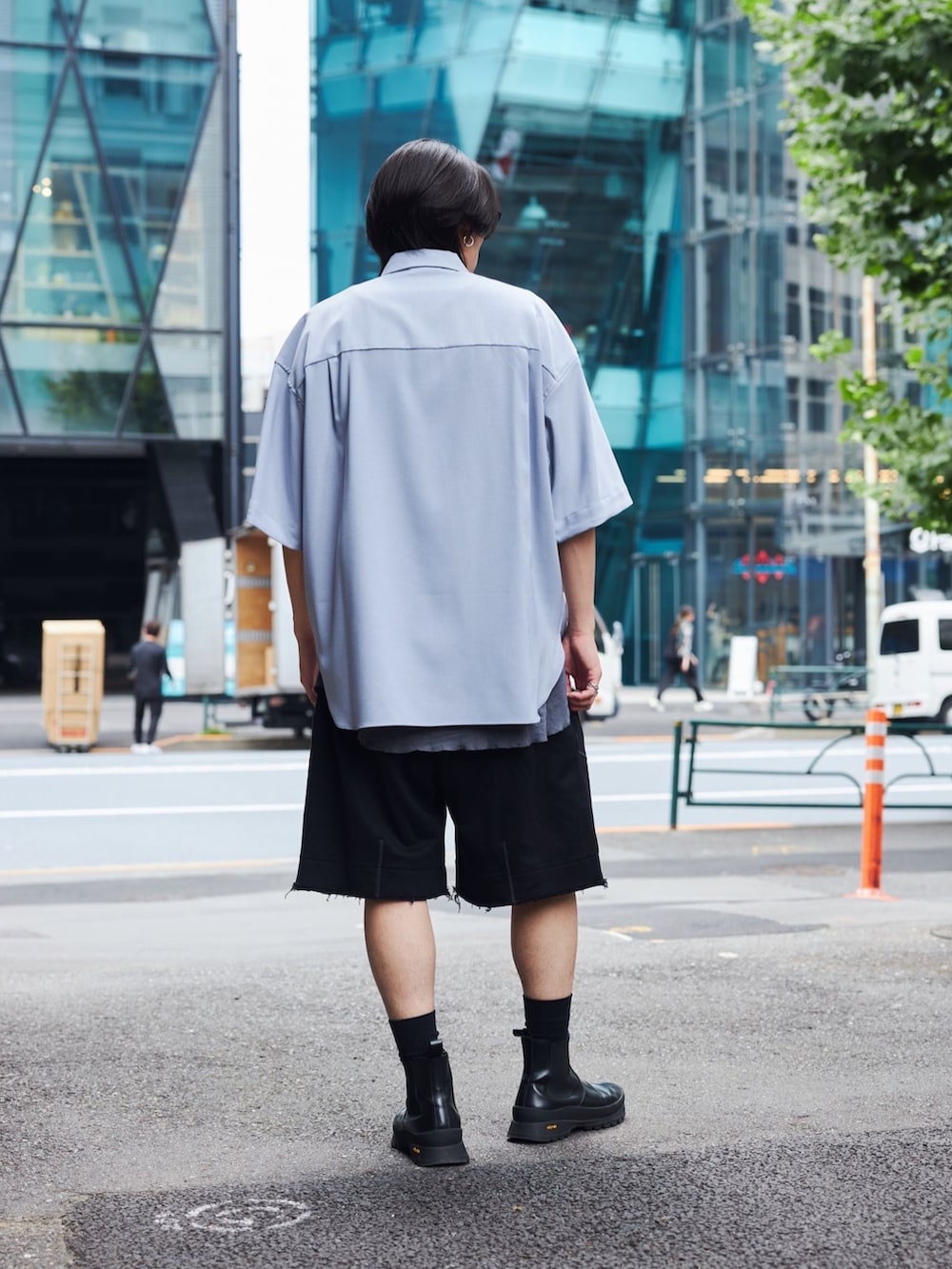 「PUBLIC TOKYOのコンフォートリラックスオーバーハーフスリーブシャツ ｜防シワ/速乾（シャツ/ブラウス、ブルー系）」を使った、Kosuke Sugitaさん（メンズ・177cm）の夏コーディネートの3枚目の写真