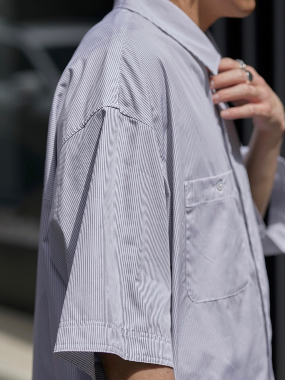 「PUBLIC TOKYOのスーピマルーズストライプシャツ（シャツ/ブラウス、グレー系）」を使った、Kosuke Sugitaさん（メンズ・177cm）の春コーディネートの4枚目の写真