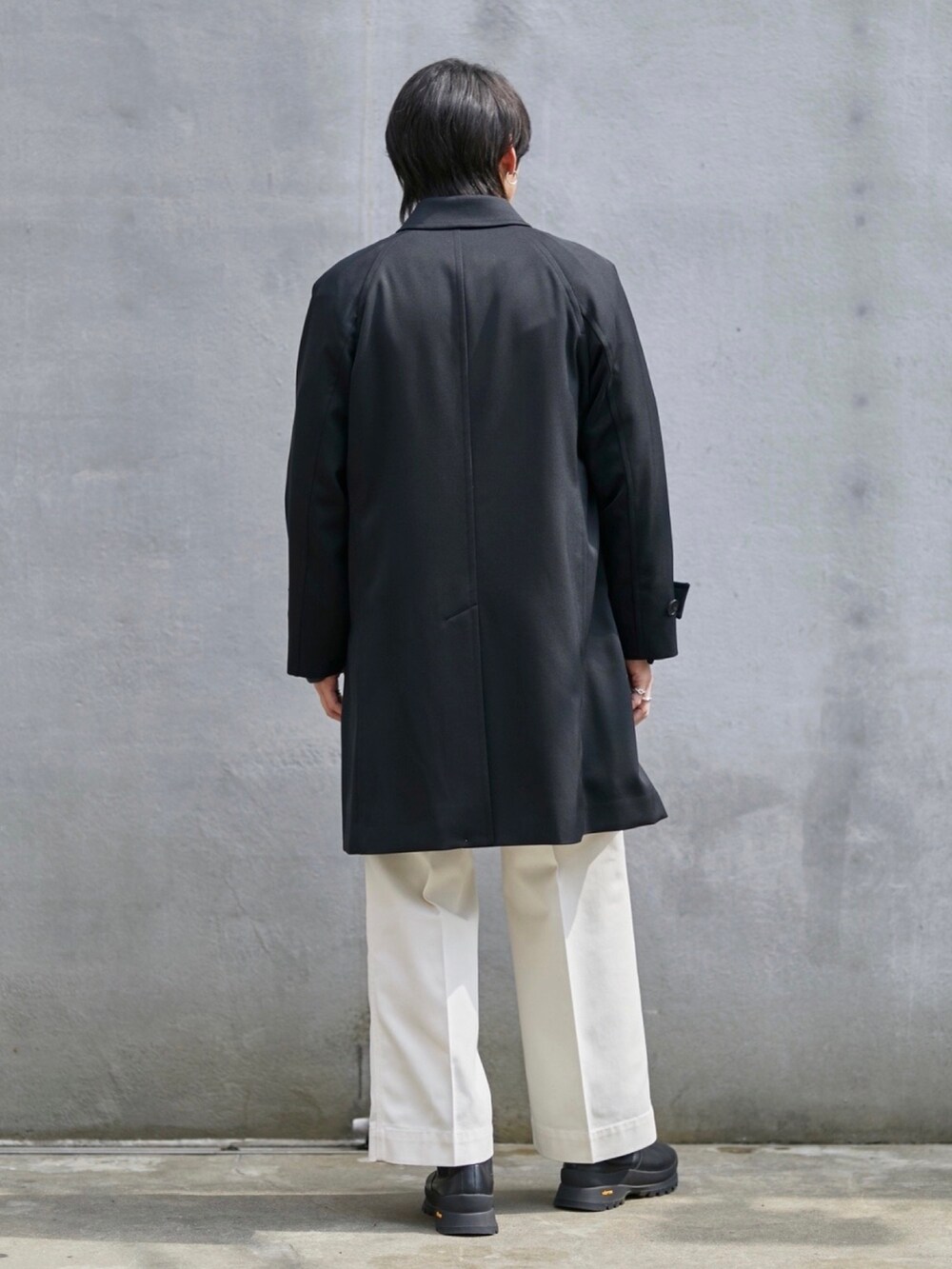 「PUBLIC TOKYOの37.5ステンカラーコート（ステンカラーコート、ブラック系）」を使った、Kosuke Sugitaさん（メンズ・177cm）の春コーディネートの3枚目の写真