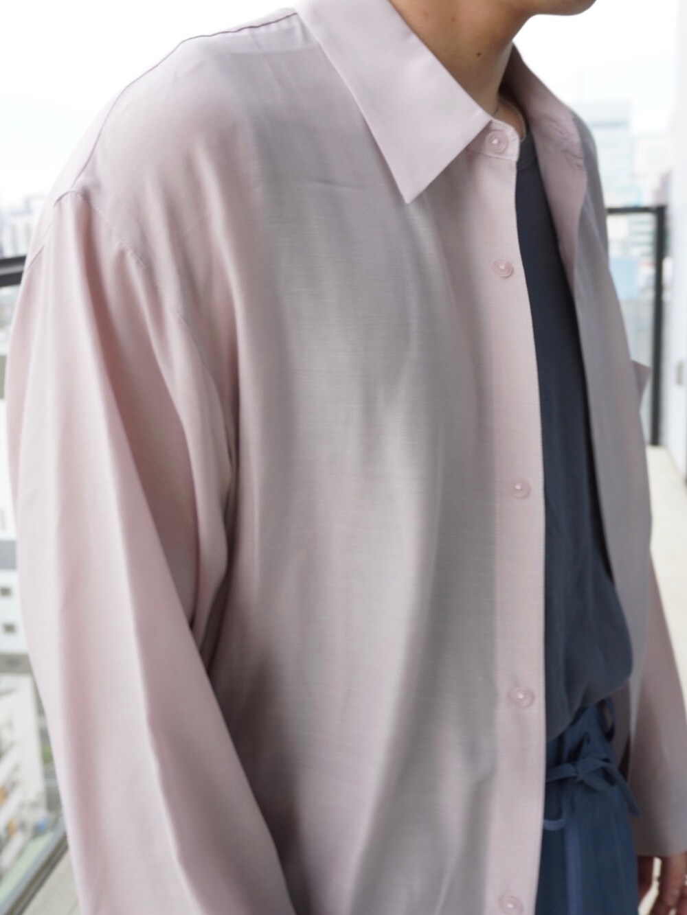 「PUBLIC TOKYOのキュプラサマールーズオーバーシャツ（シャツ/ブラウス、ピンク系）」を使った、Kosuke Sugitaさん（メンズ・177cm）の春コーディネートの4枚目の写真