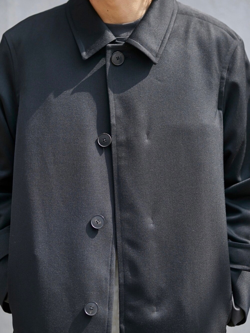 「PUBLIC TOKYOの37.5ステンカラーコート（ステンカラーコート、ブラック系）」を使った、Kosuke Sugitaさん（メンズ・177cm）の春コーディネートの4枚目の写真