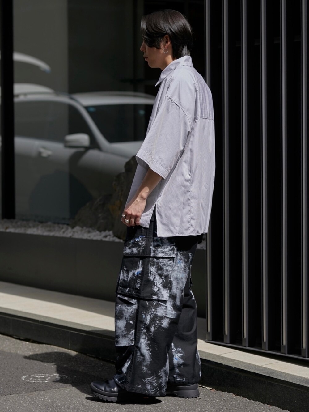 「PUBLIC TOKYOのスーピマルーズストライプシャツ（シャツ/ブラウス、グレー系）」を使った、Kosuke Sugitaさん（メンズ・177cm）の春コーディネートの2枚目の写真