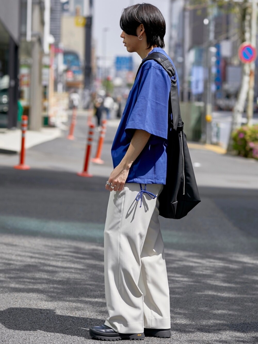 「PUBLIC TOKYOのスーパールーズコードTEE（Tシャツ/カットソー、ブルー系）」を使った、Kosuke Sugitaさん（メンズ・177cm）の春コーディネートの3枚目の写真