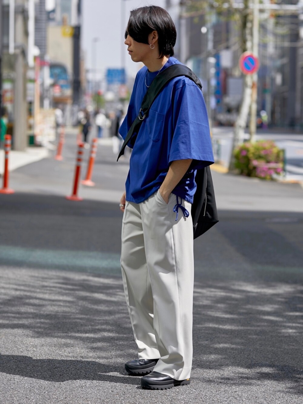 「PUBLIC TOKYOのスーパールーズコードTEE（Tシャツ/カットソー、ブルー系）」を使った、Kosuke Sugitaさん（メンズ・177cm）の春コーディネートの2枚目の写真