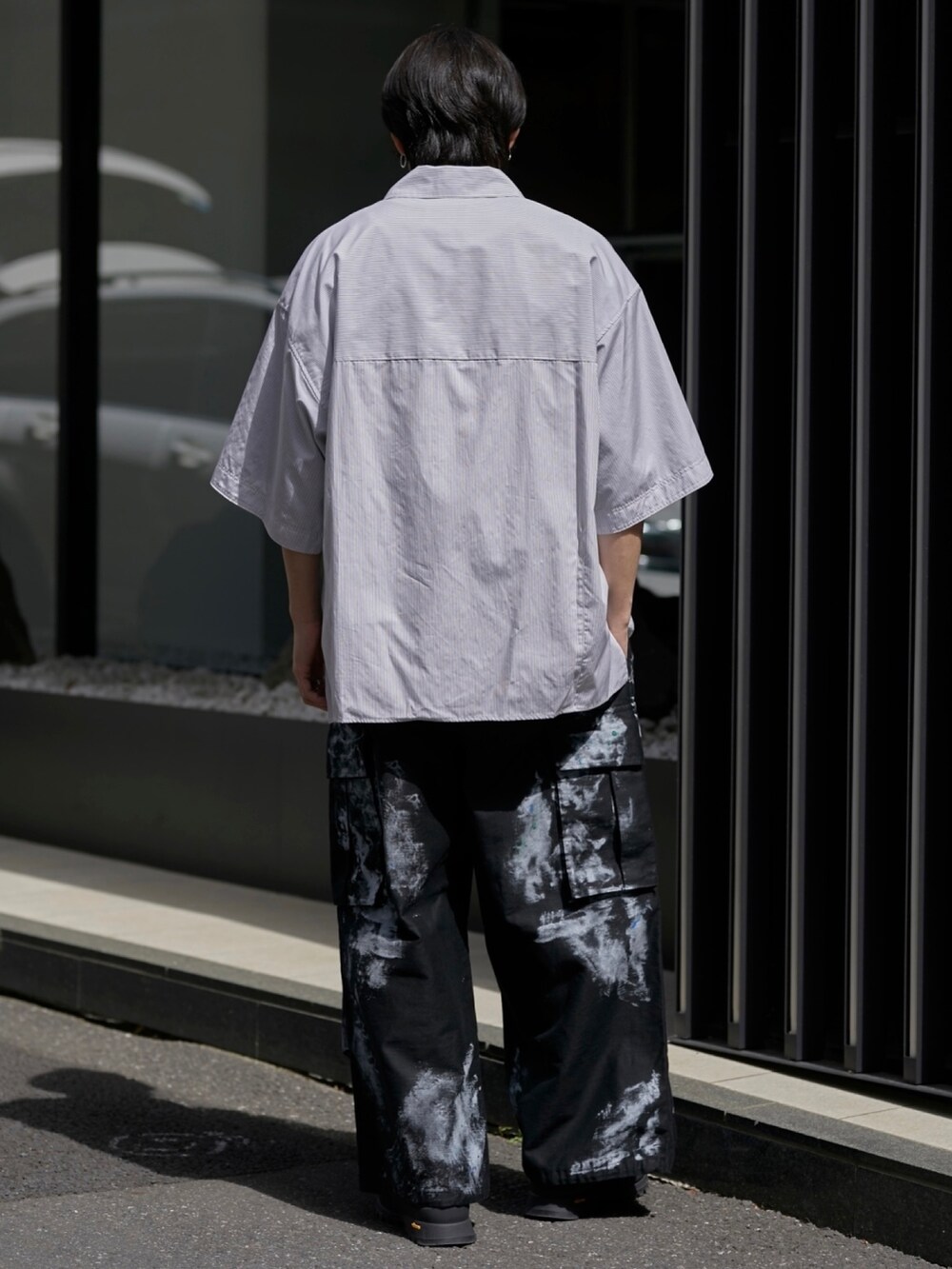 「PUBLIC TOKYOのスーピマルーズストライプシャツ（シャツ/ブラウス、グレー系）」を使った、Kosuke Sugitaさん（メンズ・177cm）の春コーディネートの3枚目の写真