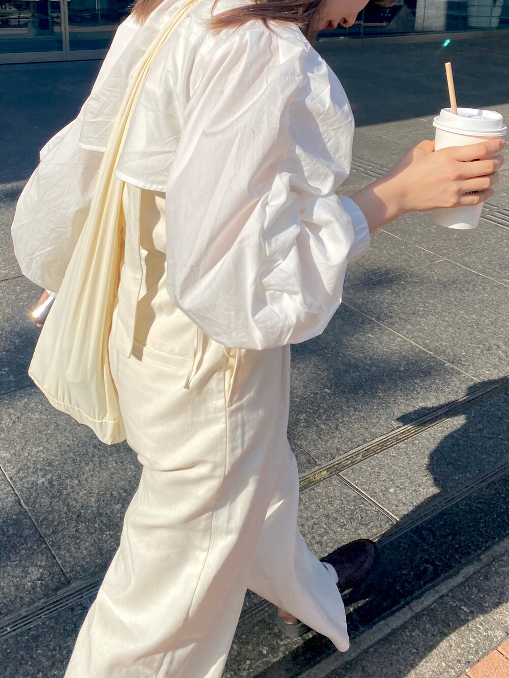 ホワイト系のサロペット/オーバーオール、ホワイト系のショルダーバッグ、グリーン系のキャミソールを着用したレディースの春コーディネートの2枚目の写真