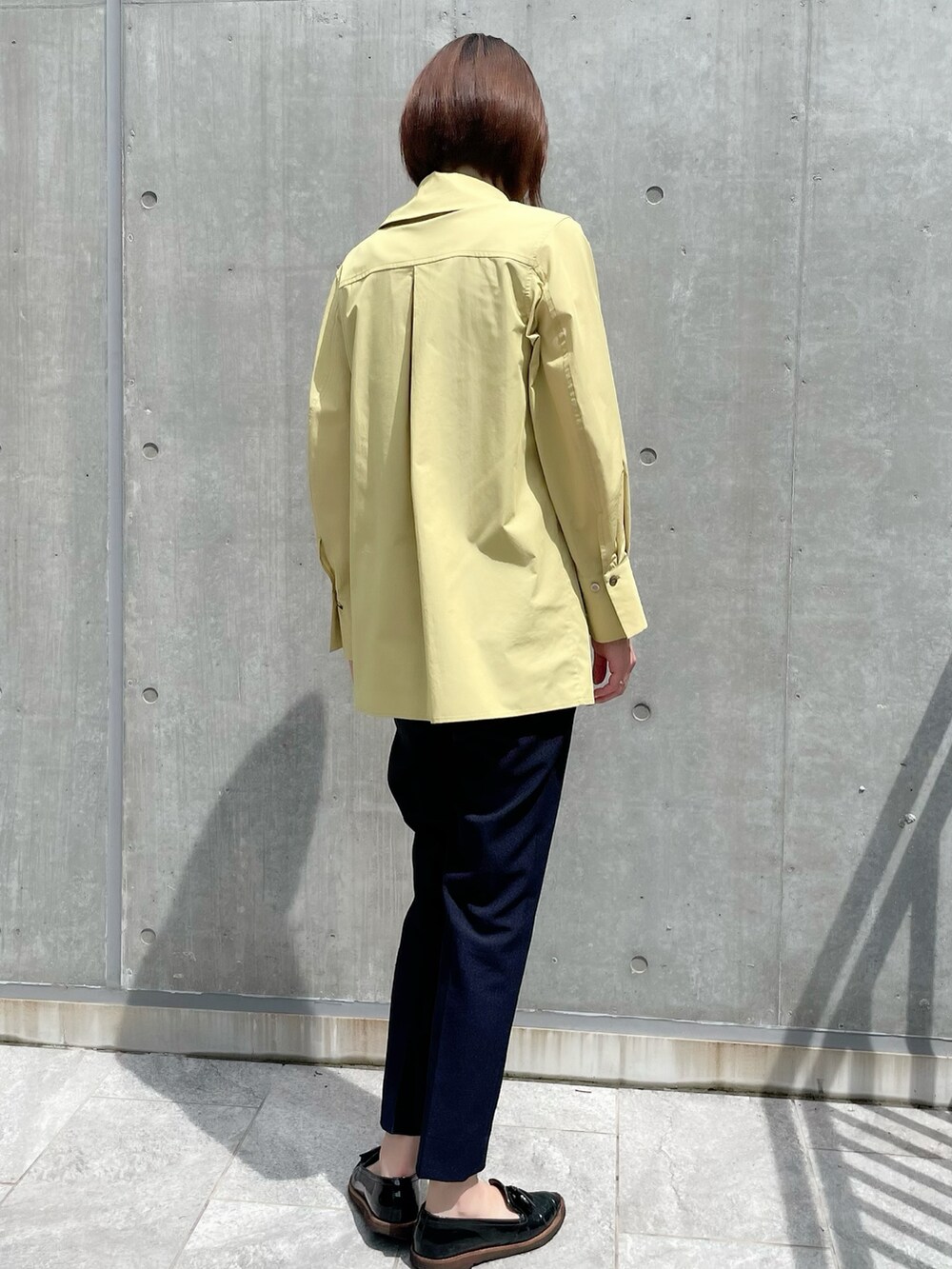 イエロー系のシャツ/ブラウス、その他のパンツ、ブルー系のその他パンツを着用したレディースの秋コーディネートの2枚目の写真