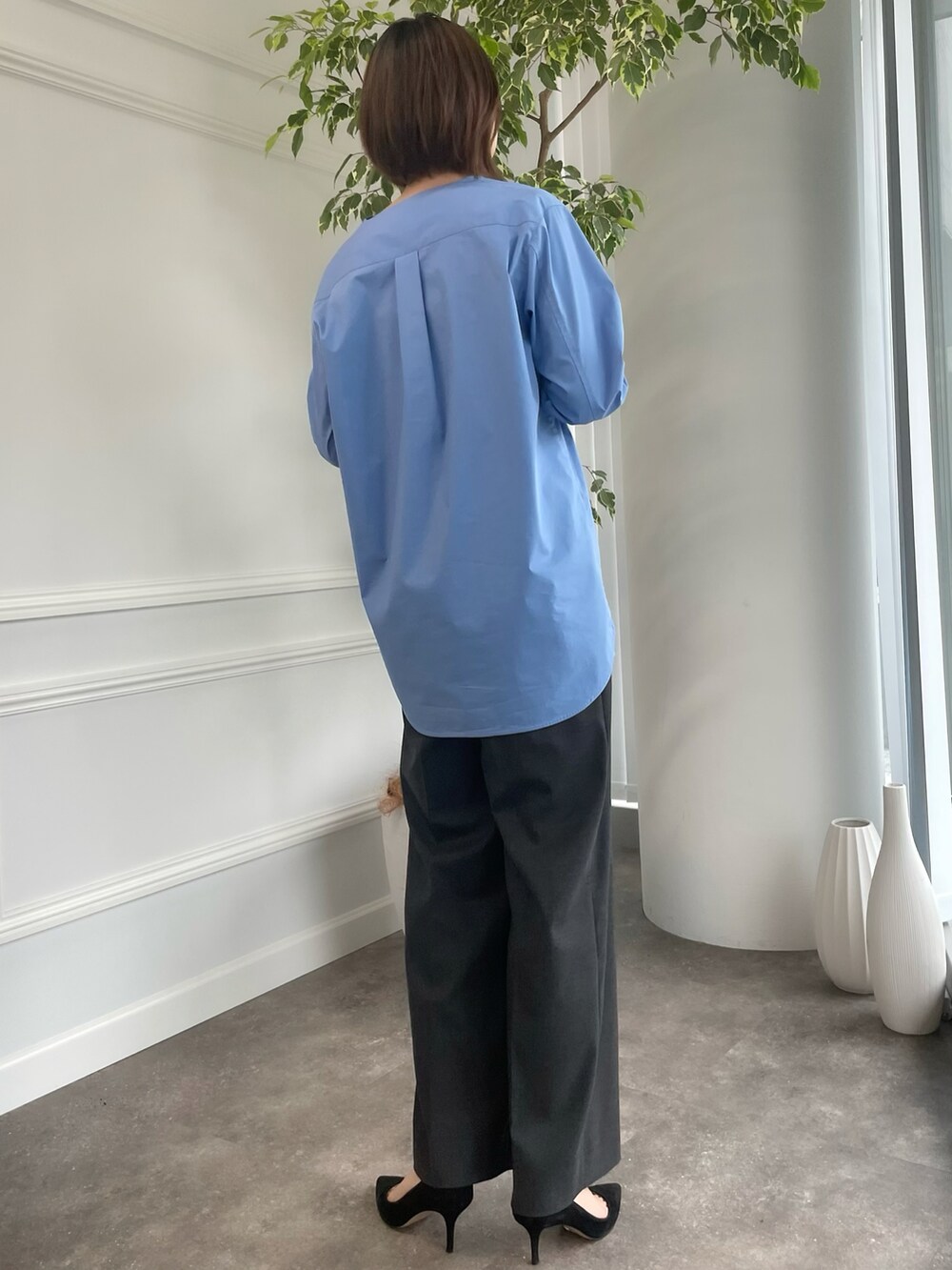 ブルー系のシャツ/ブラウス、グレー系のパンツ、ブルー系のシャツ/ブラウスを着用したレディースの秋コーディネートの3枚目の写真
