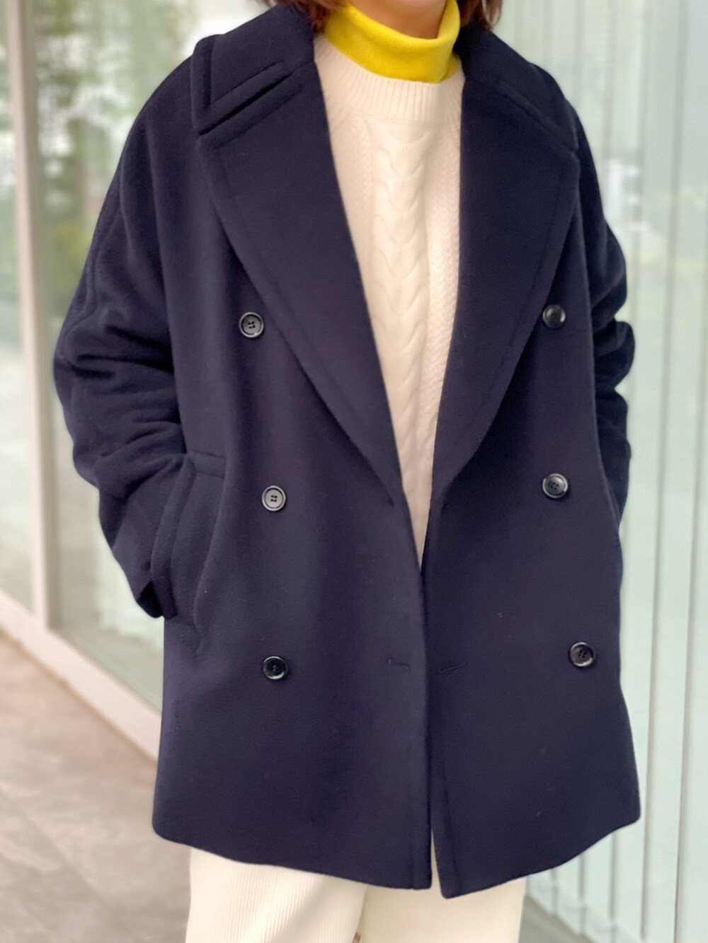 その他のピーコート、イエロー系のニット/セーター、ホワイト系のニット/セーターを着用したレディースの秋コーディネートの3枚目の写真