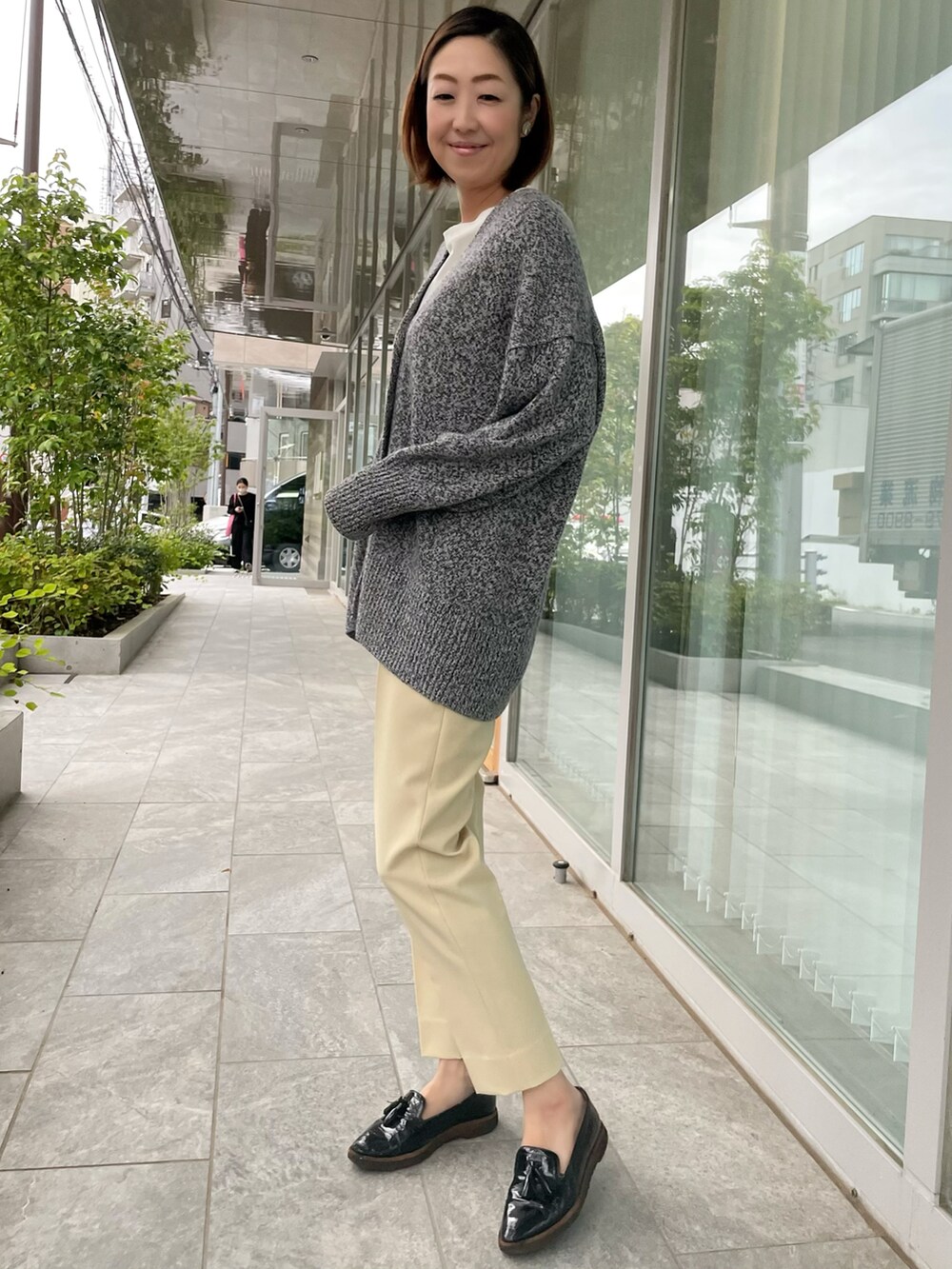 グレー系のカーディガン/ボレロ、その他のパンツ、ホワイト系のその他パンツを着用したレディースの秋コーディネートの2枚目の写真