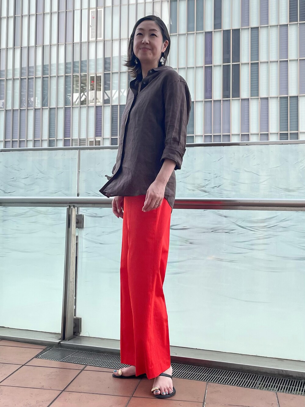 ブラウン系のシャツ/ブラウス、レッド系のパンツ、ブラウン系のシャツ/ブラウスを着用したレディースの夏コーディネートの2枚目の写真