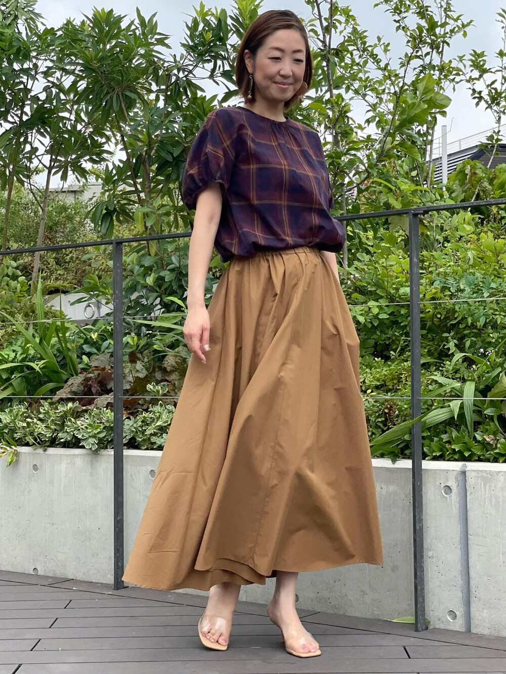 その他のシャツ/ブラウス、ベージュ系のスカート、レッド系のシャツ/ブラウスを着用したレディースの夏コーディネートの4枚目の写真