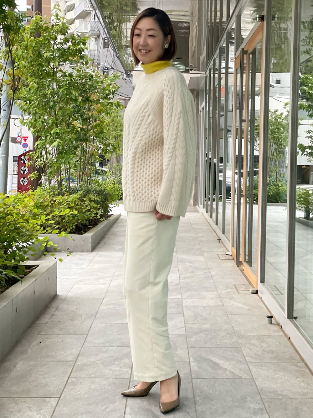 ホワイト系のニット/セーター、イエロー系のニット/セーター、ホワイト系のパンツを着用したレディースの秋コーディネートの2枚目の写真