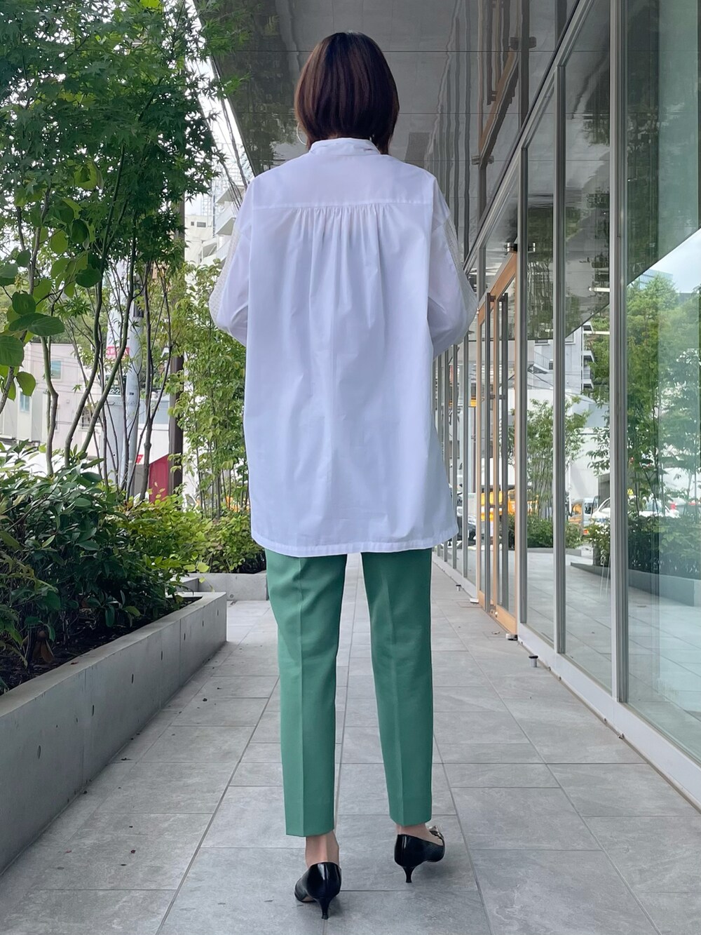 ホワイト系のシャツ/ブラウス、グリーン系のパンツ、ブルー系のその他パンツを着用したレディースの秋コーディネートの3枚目の写真