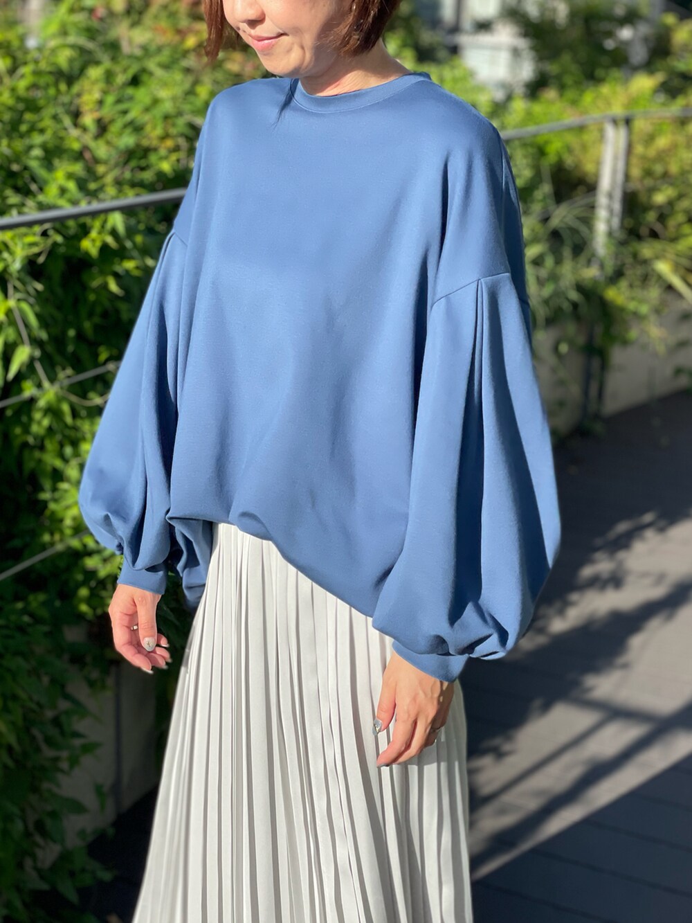 ブルー系のTシャツ/カットソー、その他のスカートを着用したレディースの秋コーディネートの4枚目の写真