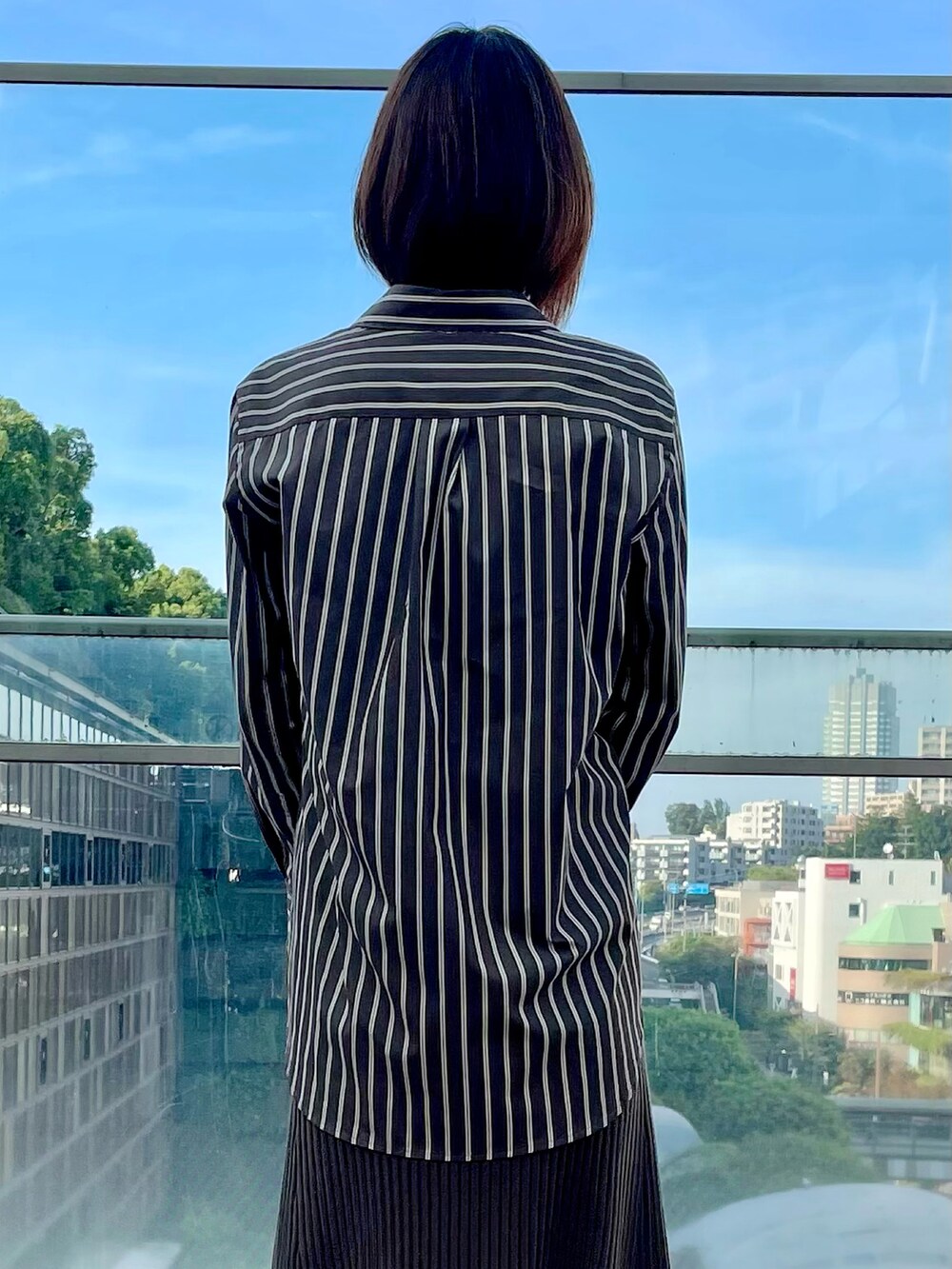 ブラウン系のシャツ/ブラウス、ブラウン系のスカート、グリーン系のスカートを着用したレディースの秋コーディネートの3枚目の写真