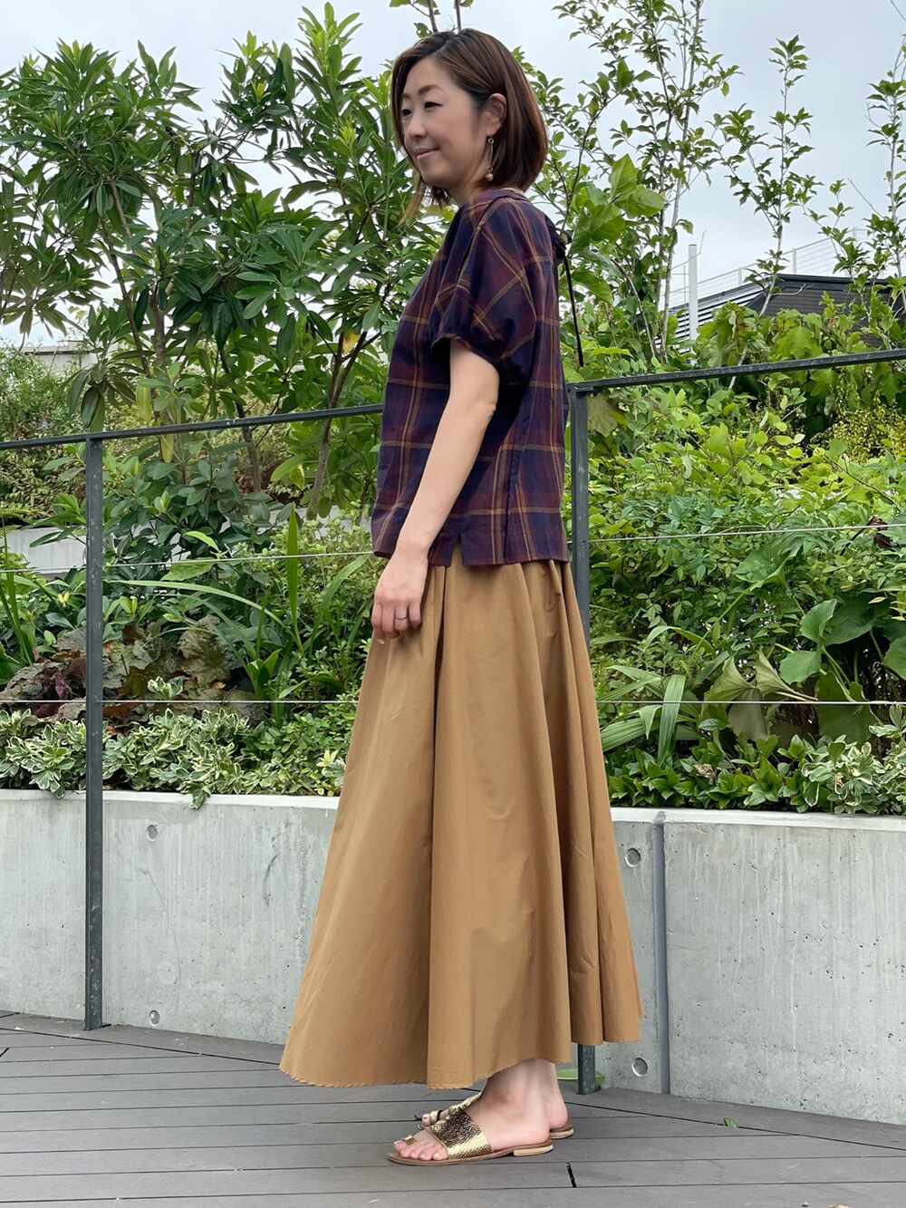 その他のシャツ/ブラウス、ベージュ系のスカート、レッド系のシャツ/ブラウスを着用したレディースの夏コーディネートの2枚目の写真