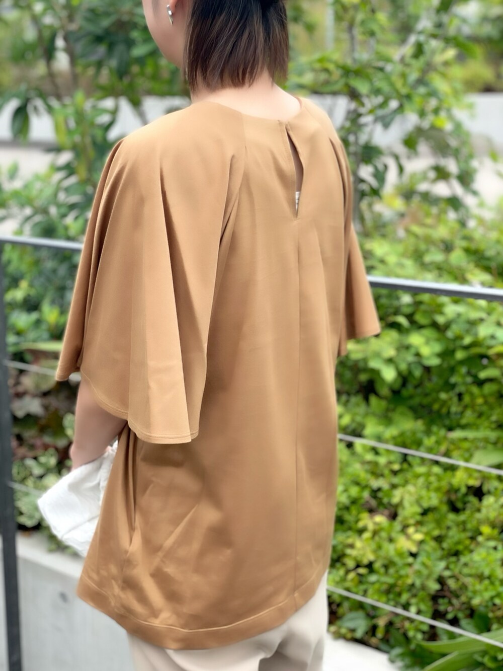 ベージュ系のTシャツ/カットソー、ベージュ系のパンツ、イエロー系のTシャツ/カットソーを着用したレディースの夏コーディネートの4枚目の写真