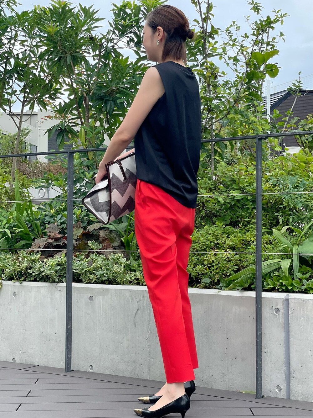 ブラック系のTシャツ/カットソー、レッド系のパンツ、ブラック系のTシャツ/カットソーを着用したレディースの夏コーディネートの3枚目の写真