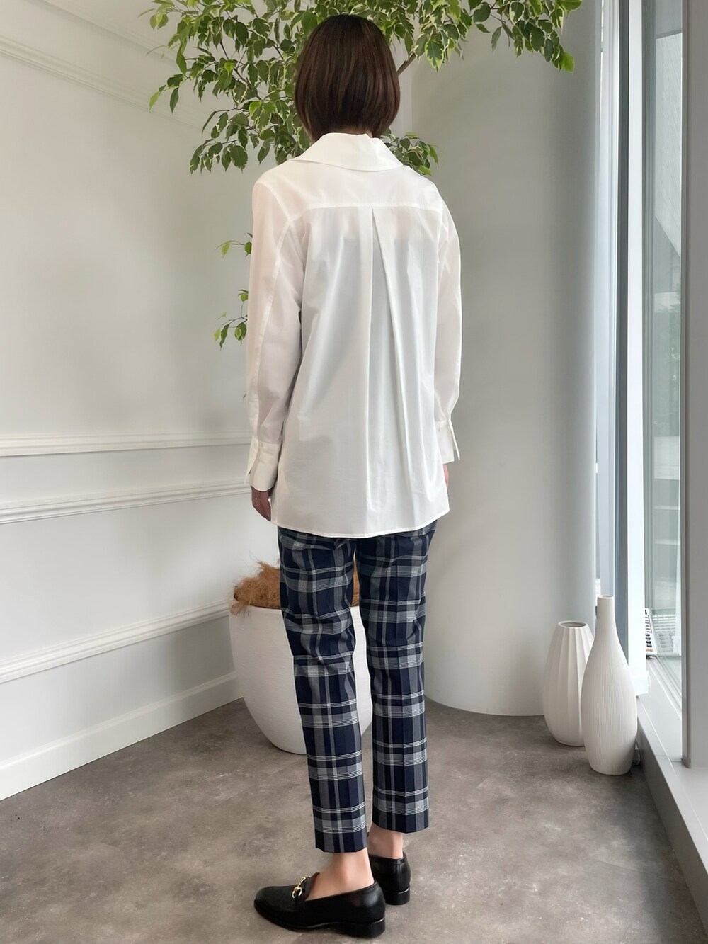 ホワイト系のシャツ/ブラウス、その他のパンツ、ホワイト系のシャツ/ブラウスを着用したレディースの秋コーディネートの2枚目の写真