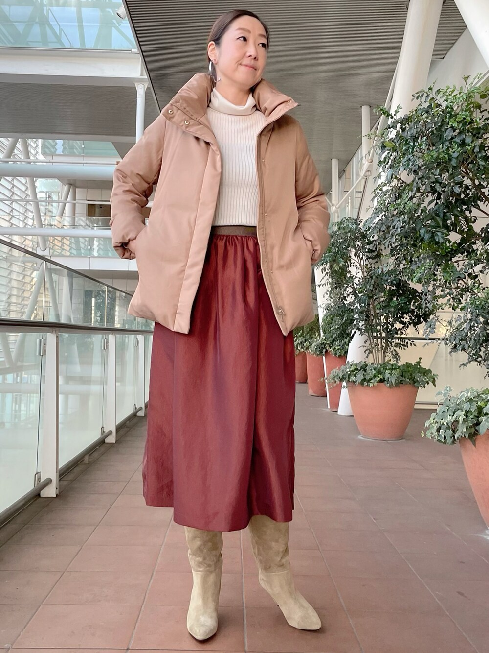 ホワイト系のトップス、ベージュ系のダウンジャケット/コート、その他のスカートを着用したレディースの冬コーディネートの5枚目の写真