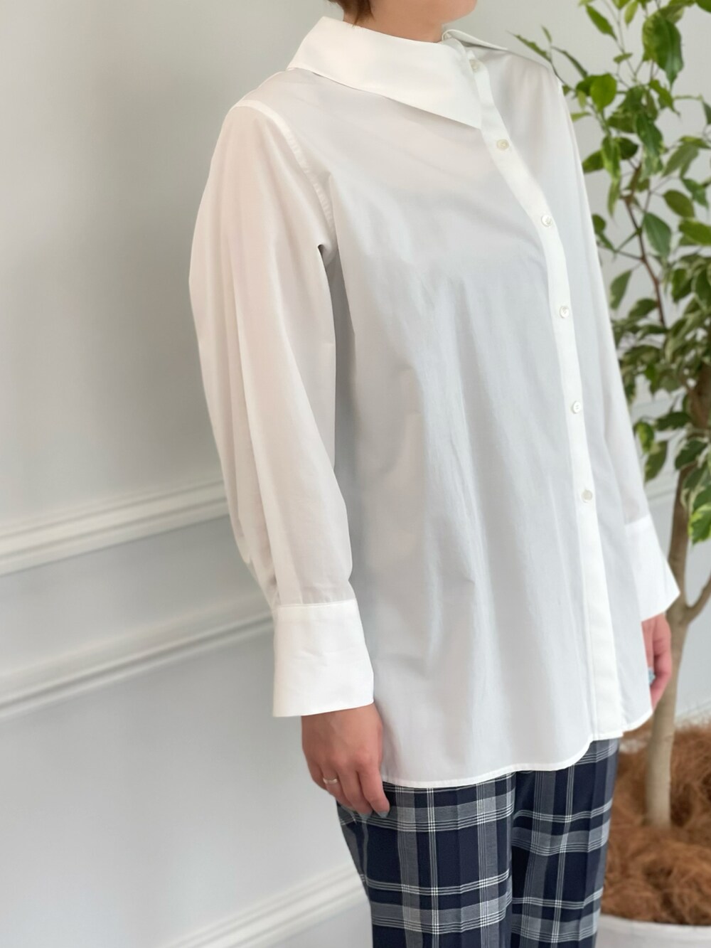 ホワイト系のシャツ/ブラウス、その他のパンツ、ホワイト系のシャツ/ブラウスを着用したレディースの秋コーディネートの3枚目の写真