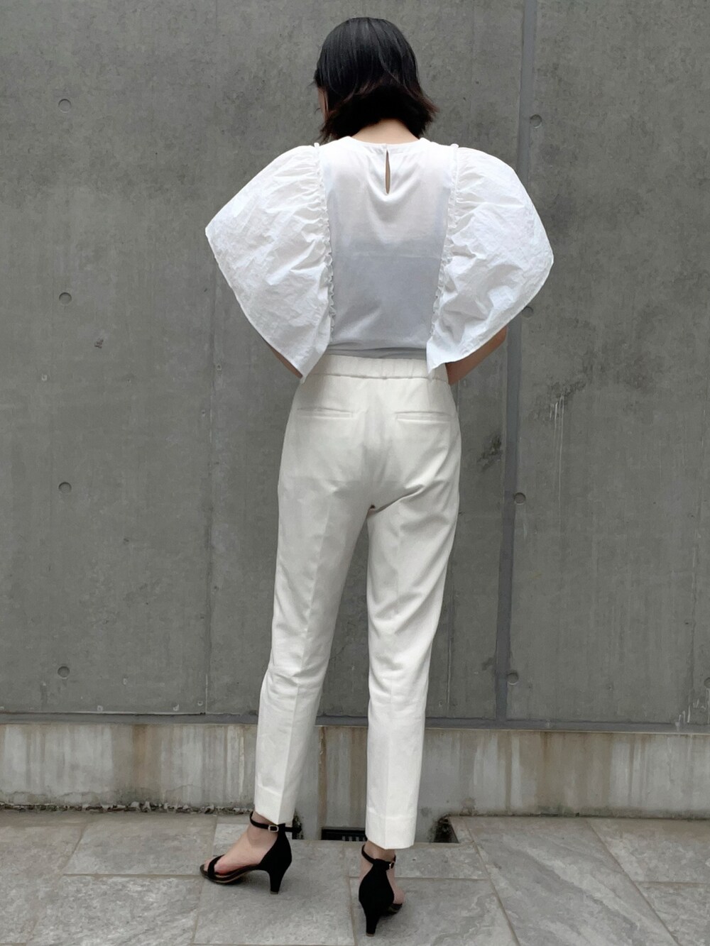 ホワイト系のTシャツ/カットソー、ホワイト系のパンツ、ホワイト系のTシャツ/カットソーを着用したレディースの夏コーディネートの2枚目の写真