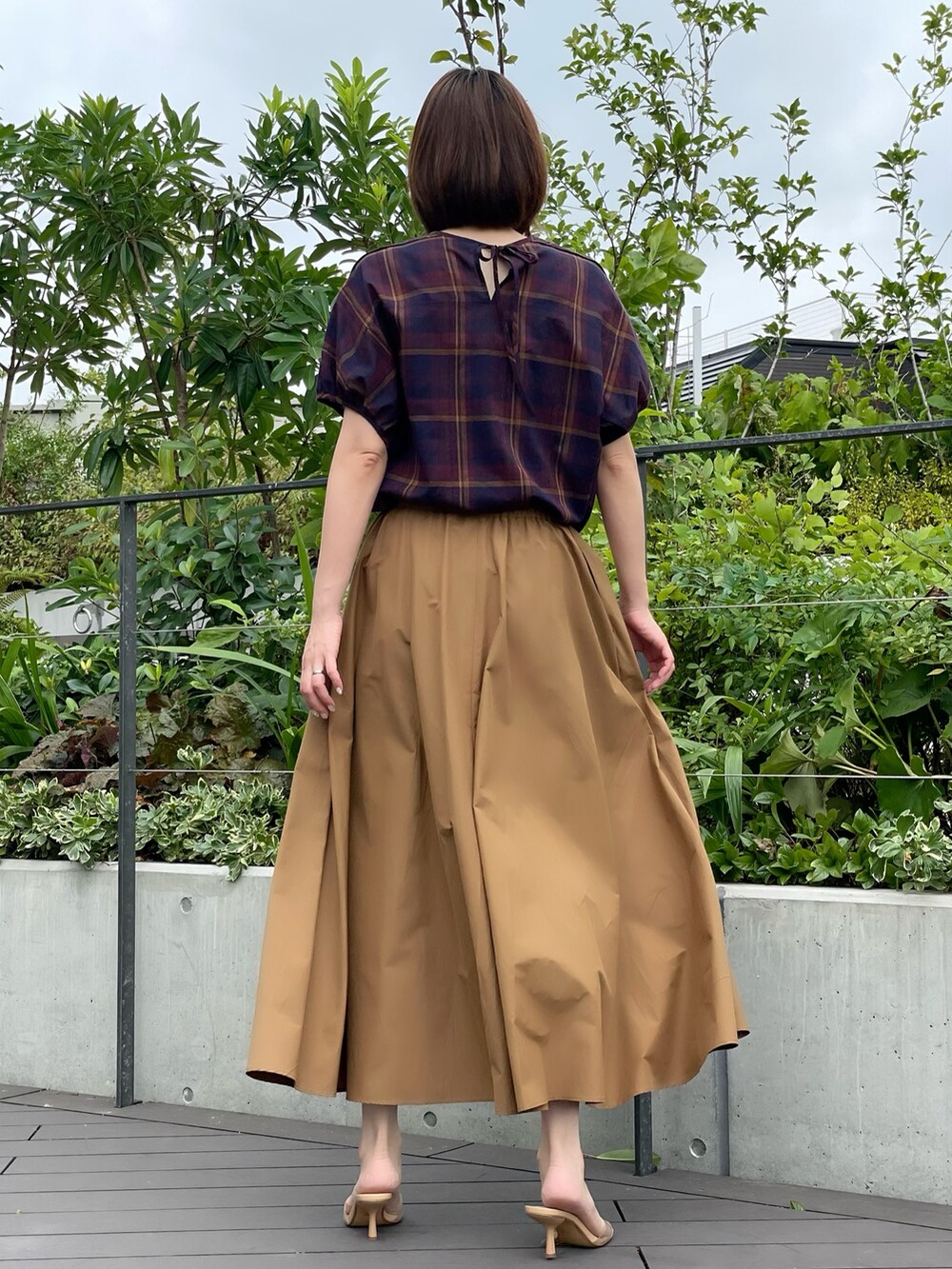 その他のシャツ/ブラウス、ベージュ系のスカート、レッド系のシャツ/ブラウスを着用したレディースの夏コーディネートの5枚目の写真