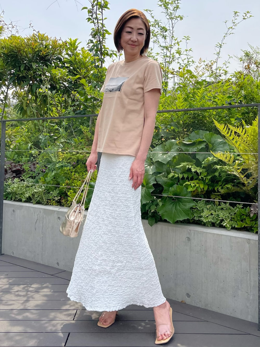 ベージュ系のTシャツ/カットソー、ホワイト系のスカート、ホワイト系のスカートを着用したレディースの夏コーディネートの3枚目の写真