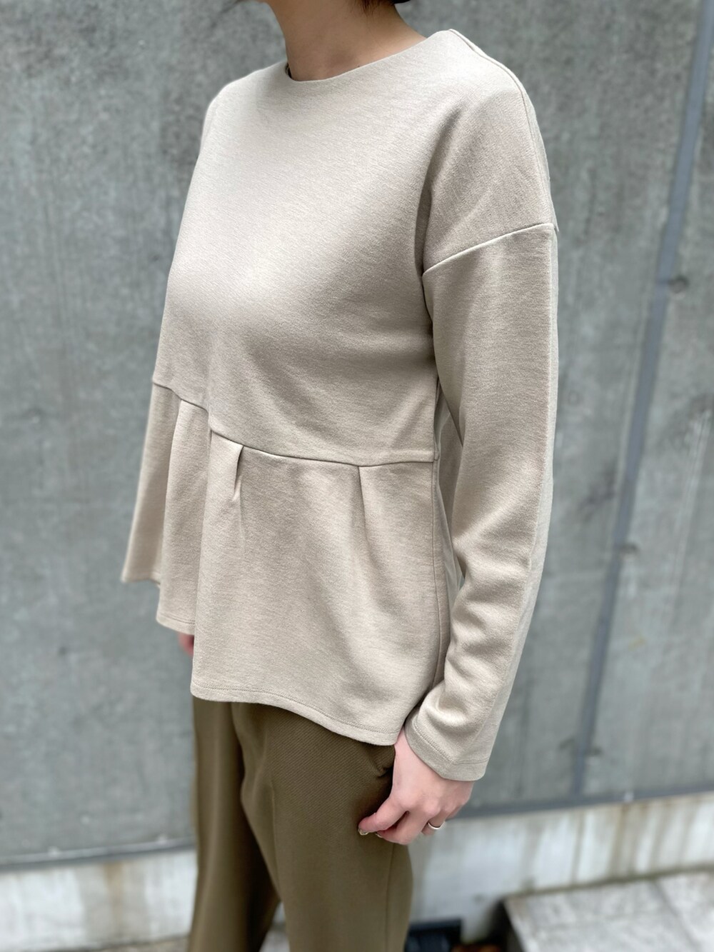 ブラウン系のパンツ、ベージュ系のTシャツ/カットソーを着用したレディースの冬コーディネートの3枚目の写真