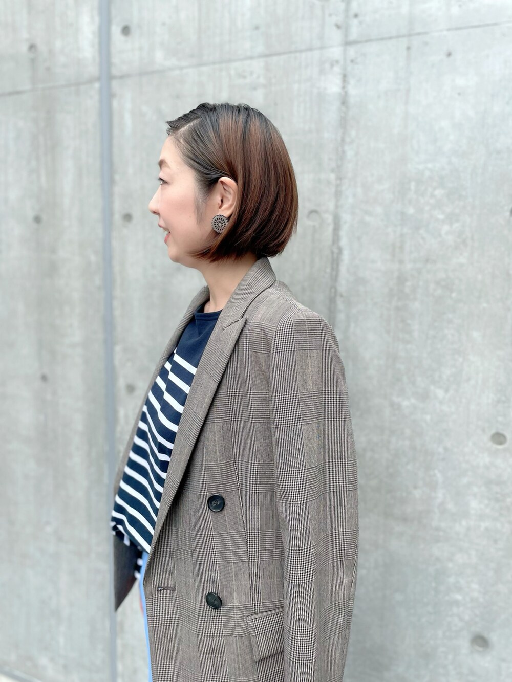 ベージュ系のジャケット/アウター、ブルー系のパンツ、その他のテーラードジャケットを着用したレディースの秋コーディネートの3枚目の写真