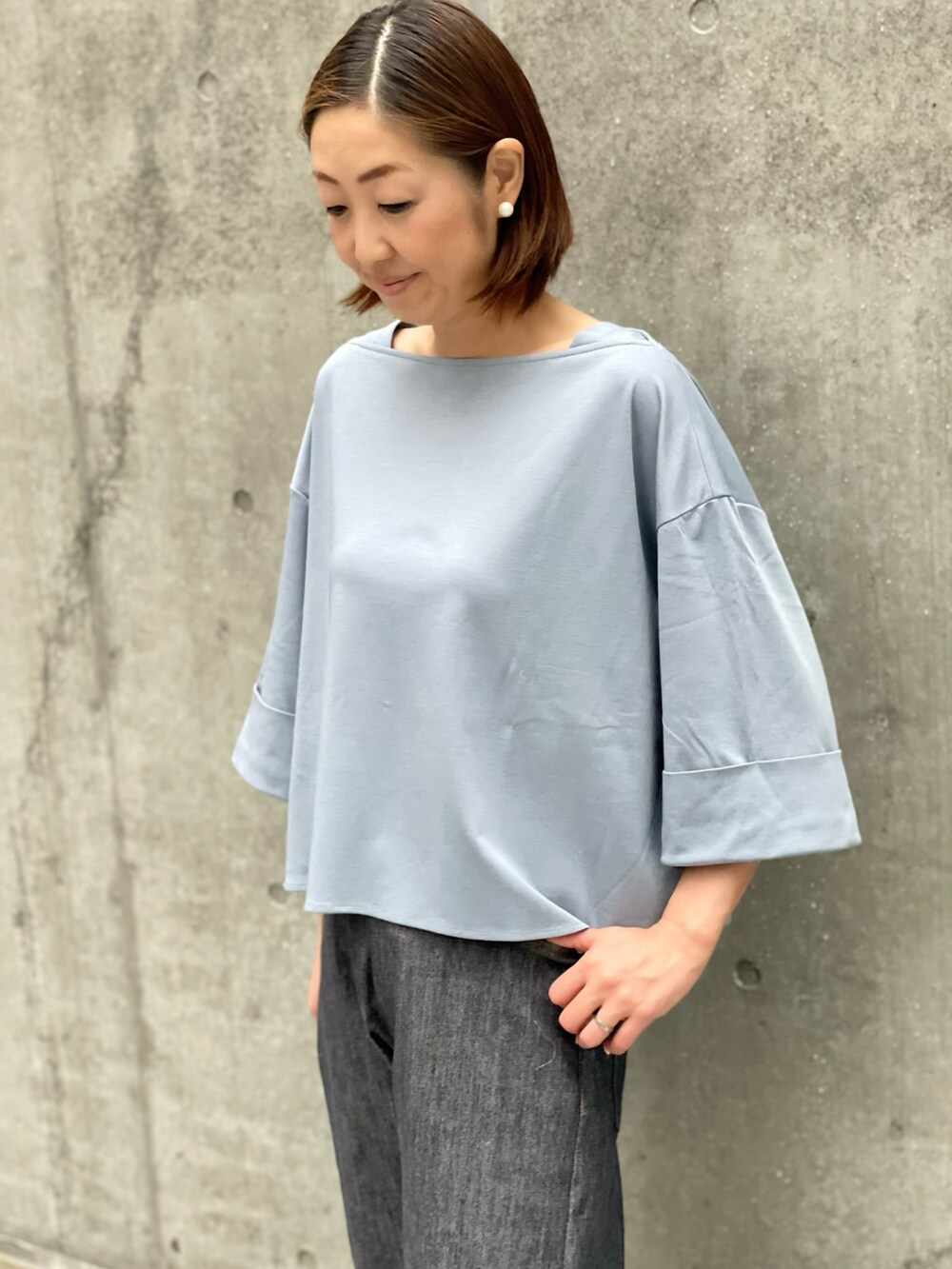 ブルー系のTシャツ/カットソー、その他のデニムパンツを着用したレディースの夏コーディネートの5枚目の写真