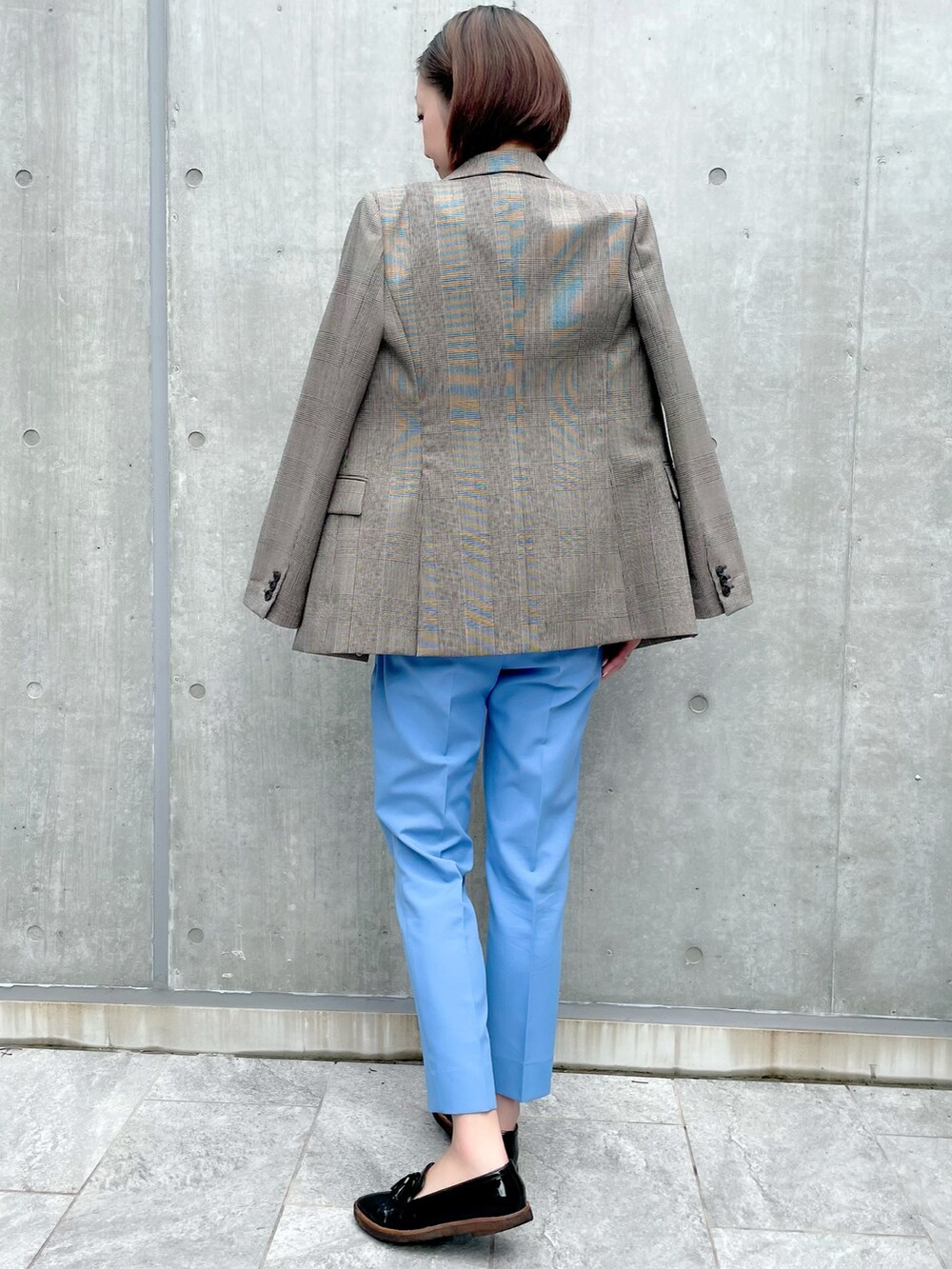 ベージュ系のジャケット/アウター、ブルー系のパンツ、その他のテーラードジャケットを着用したレディースの秋コーディネートの4枚目の写真