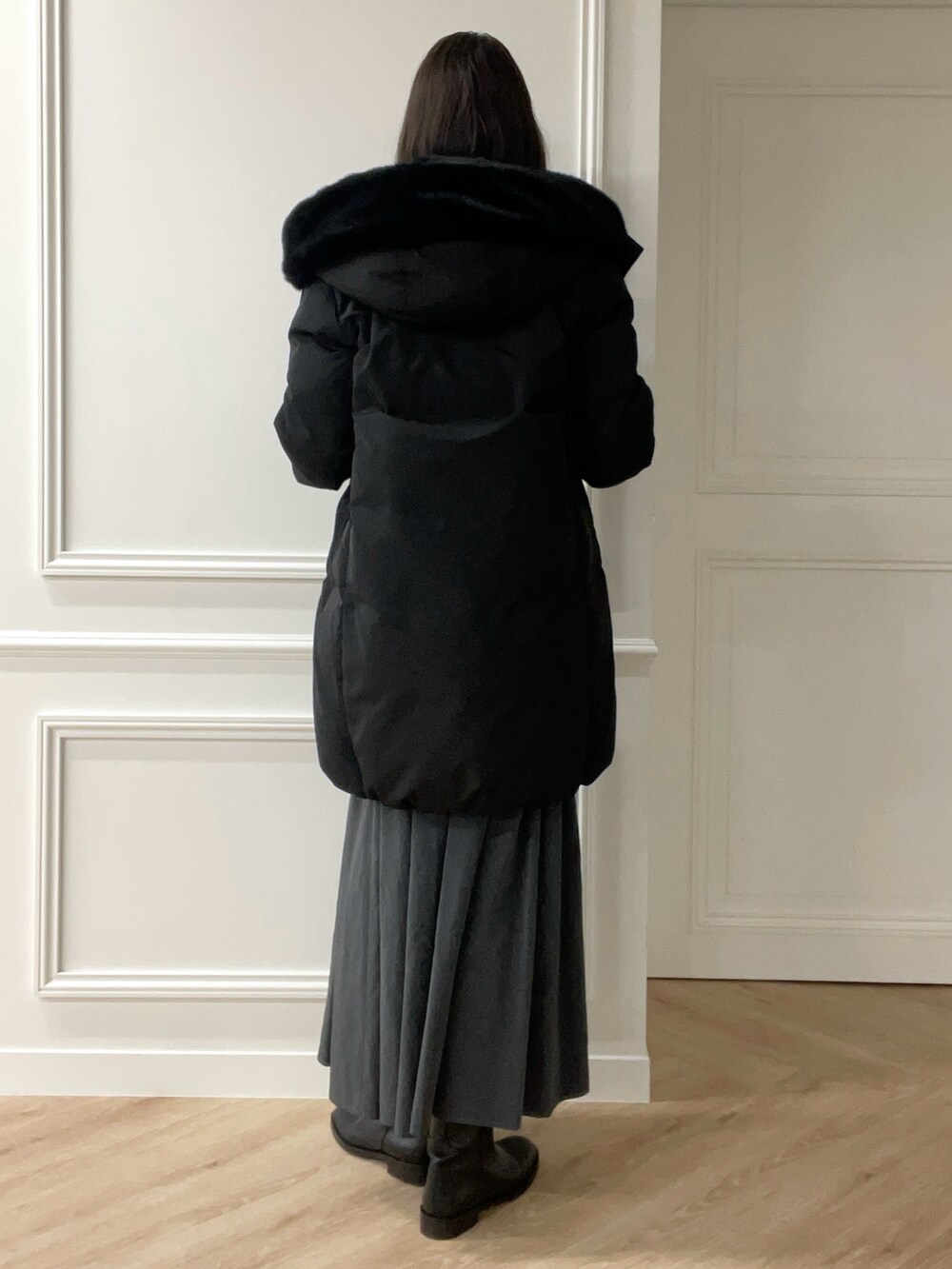 ブラック系のブルゾン、ブラック系のダウンジャケット/コートを着用したレディースの秋コーディネートの3枚目の写真