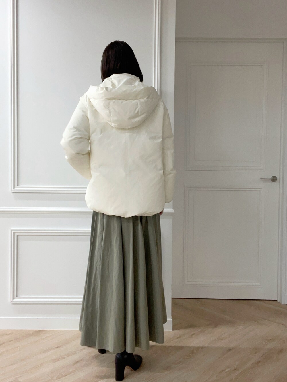 ホワイト系のブルゾン、ホワイト系のダウンジャケット/コートを着用したレディースの秋コーディネートの3枚目の写真
