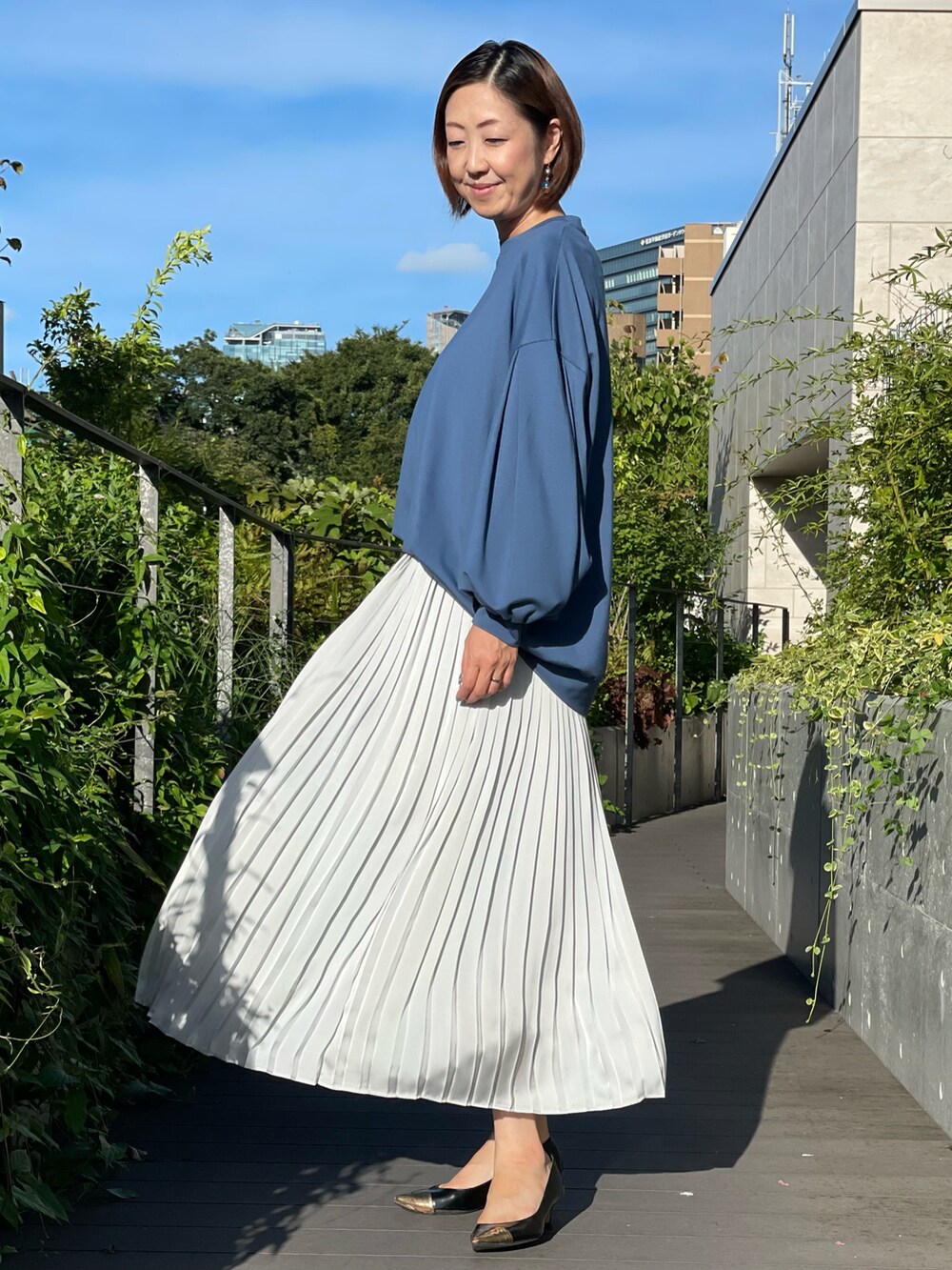 ブルー系のTシャツ/カットソー、その他のスカートを着用したレディースの秋コーディネートの2枚目の写真