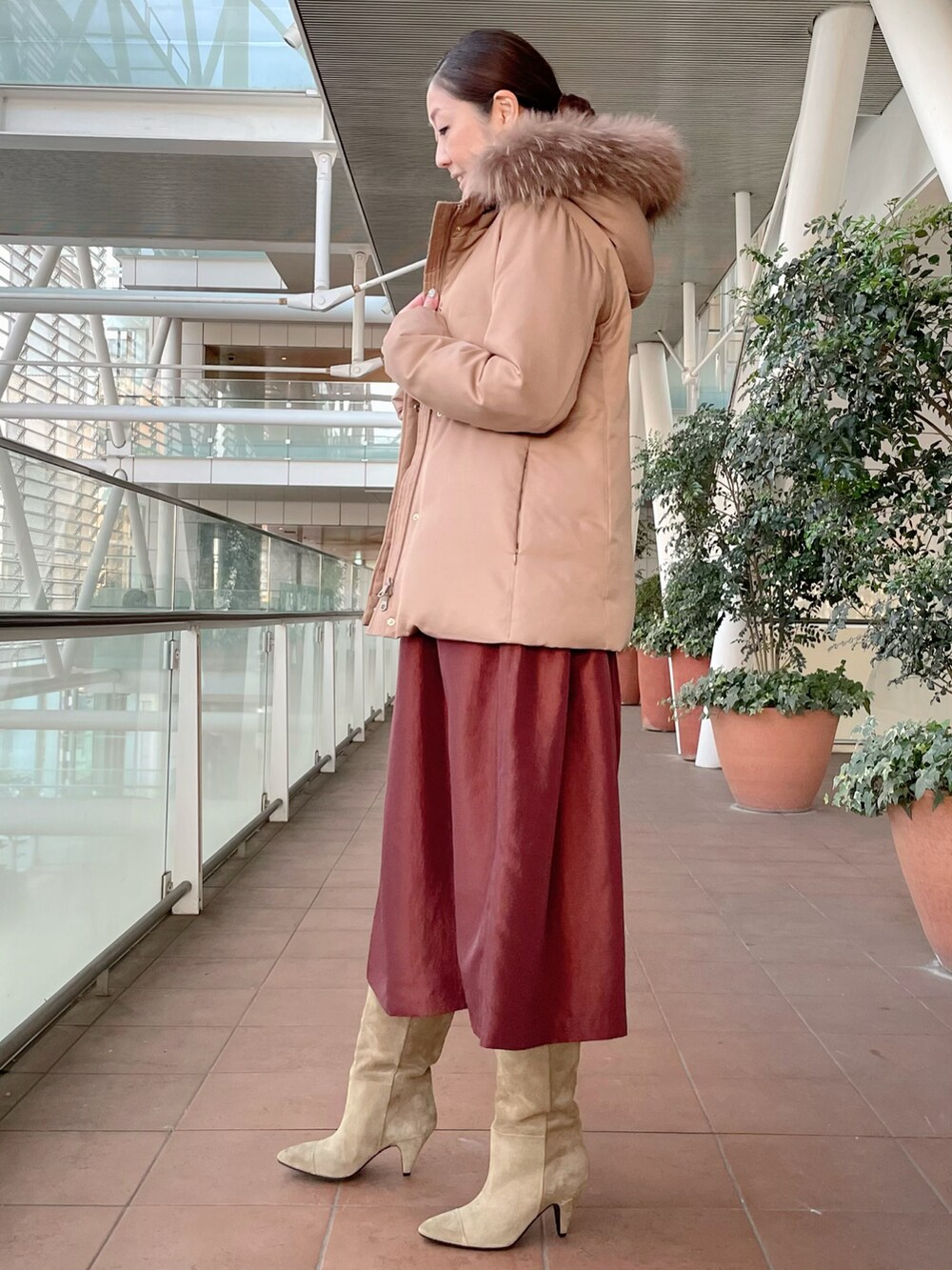 ホワイト系のトップス、ベージュ系のダウンジャケット/コート、その他のスカートを着用したレディースの冬コーディネートの2枚目の写真