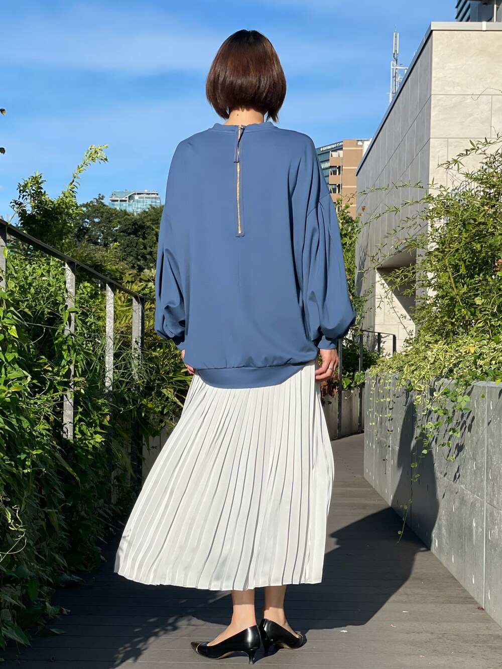 ブルー系のTシャツ/カットソー、その他のスカートを着用したレディースの秋コーディネートの3枚目の写真