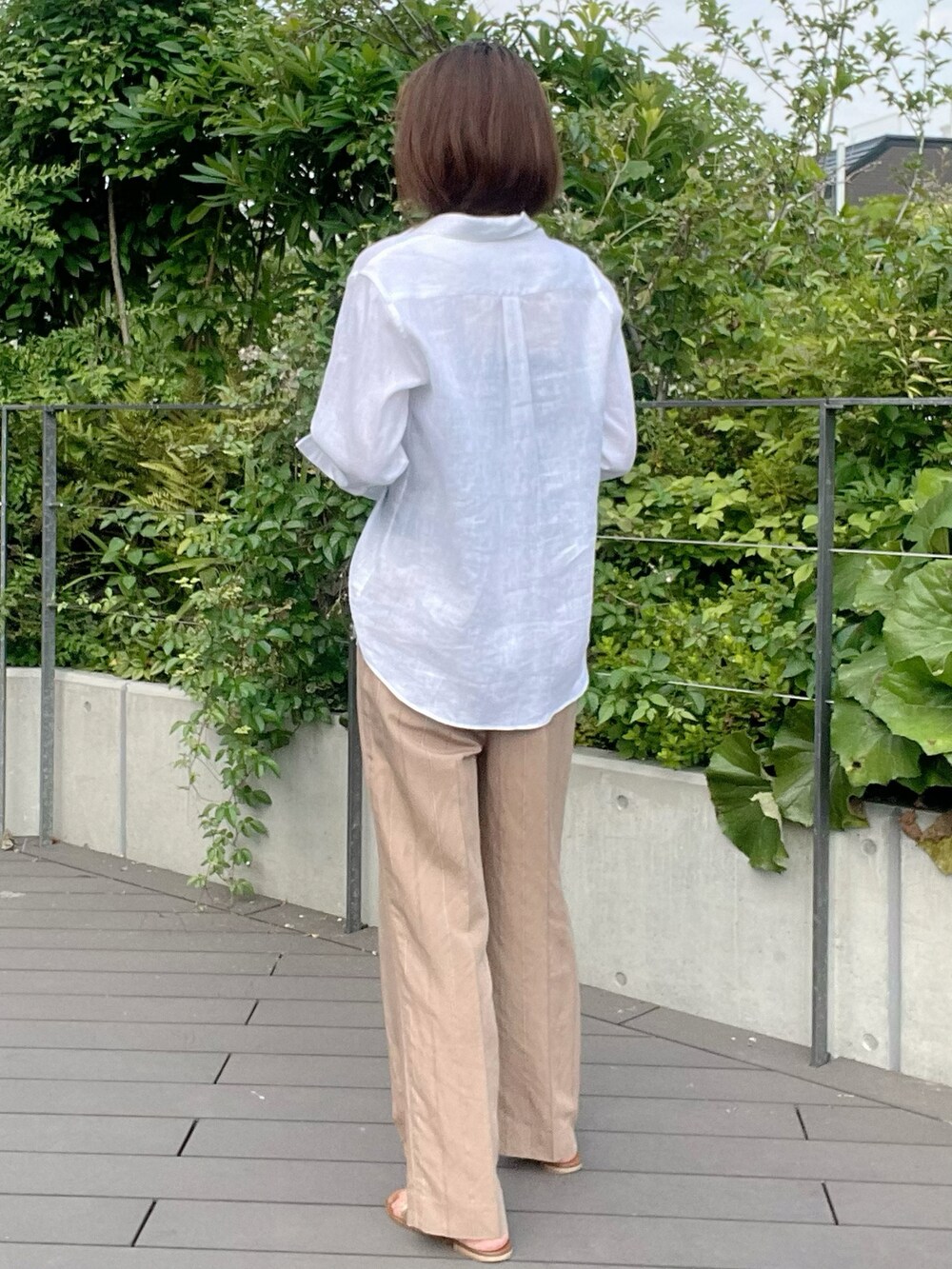 ホワイト系のシャツ/ブラウス、ベージュ系のパンツ、ホワイト系のシャツ/ブラウスを着用したレディースの夏コーディネートの2枚目の写真