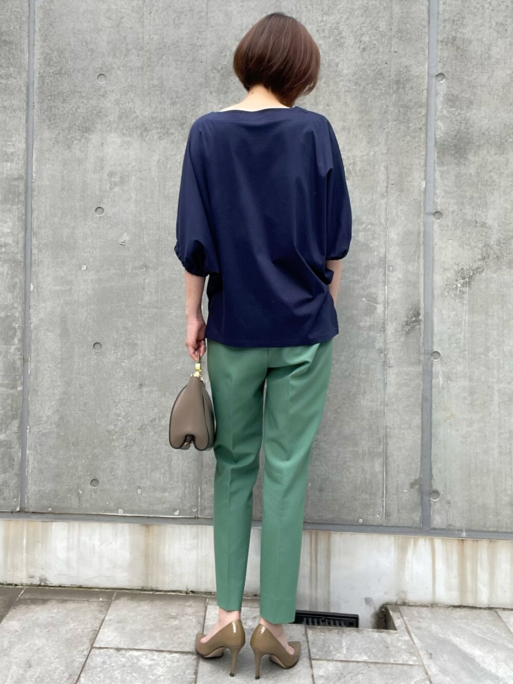 その他のTシャツ/カットソー、グリーン系のパンツ、ブルー系のTシャツ/カットソーを着用したレディースの夏コーディネートの4枚目の写真