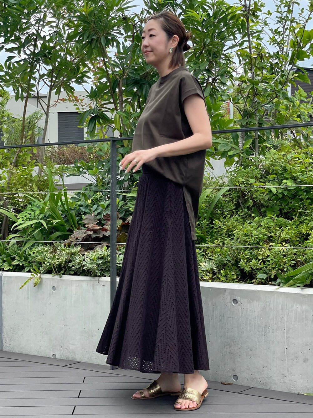 グリーン系のTシャツ/カットソー、ブラウン系のスカート、グリーン系のTシャツ/カットソーを着用したレディースの夏コーディネートの3枚目の写真