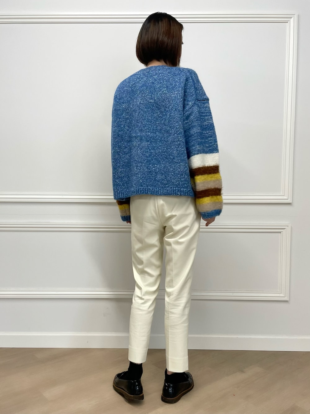 ブルー系のニット/セーター、ホワイト系のパンツ、ブルー系のニット/セーターを着用したレディースの冬コーディネートの3枚目の写真