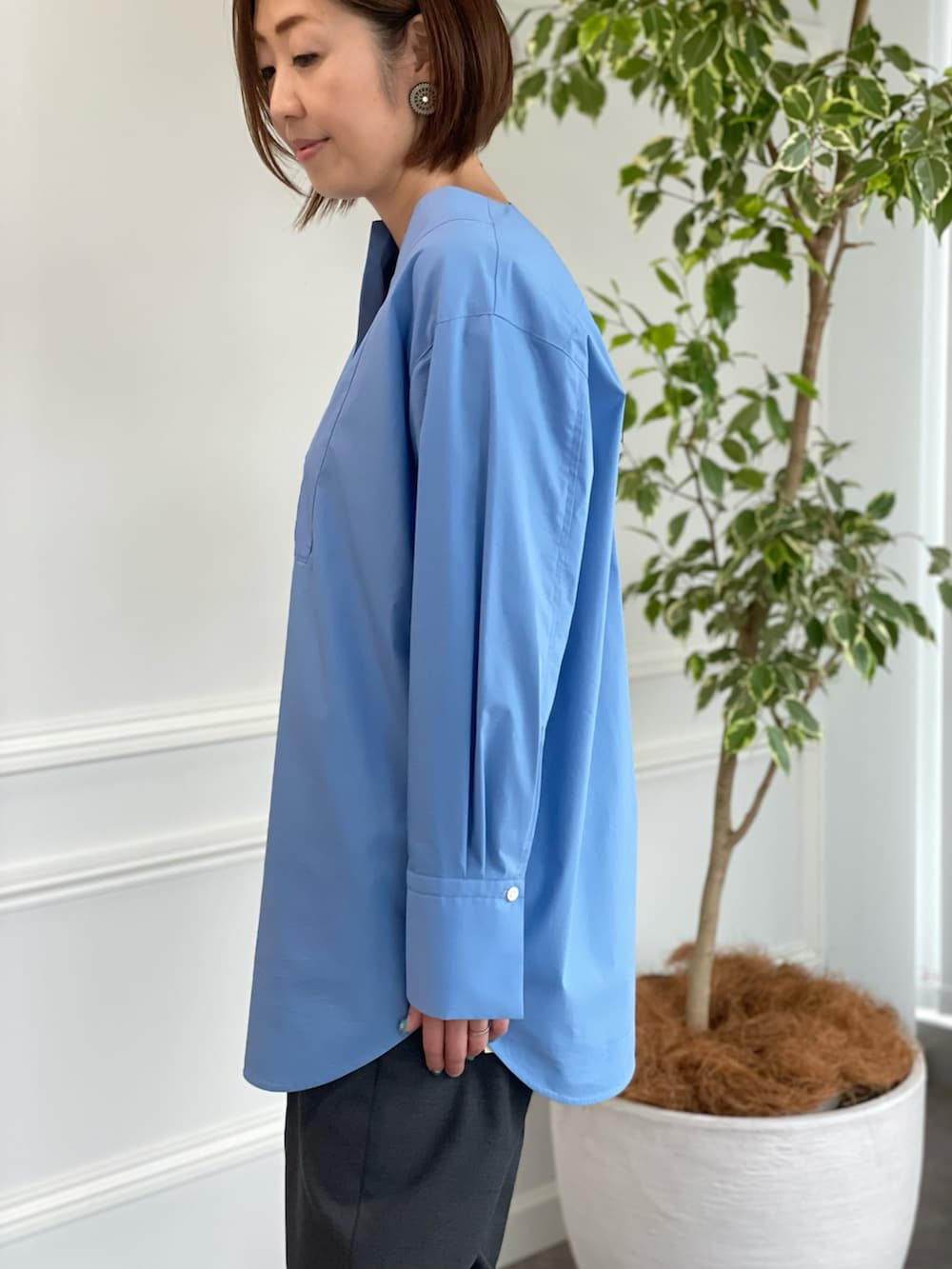 ブルー系のシャツ/ブラウス、グレー系のパンツ、ブルー系のシャツ/ブラウスを着用したレディースの秋コーディネートの4枚目の写真