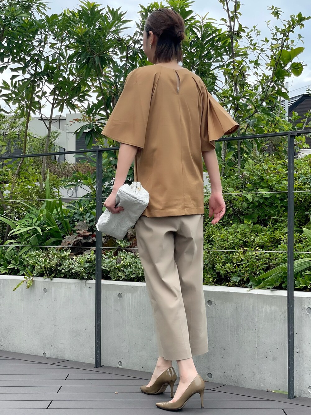 ベージュ系のTシャツ/カットソー、ベージュ系のパンツ、イエロー系のTシャツ/カットソーを着用したレディースの夏コーディネートの3枚目の写真