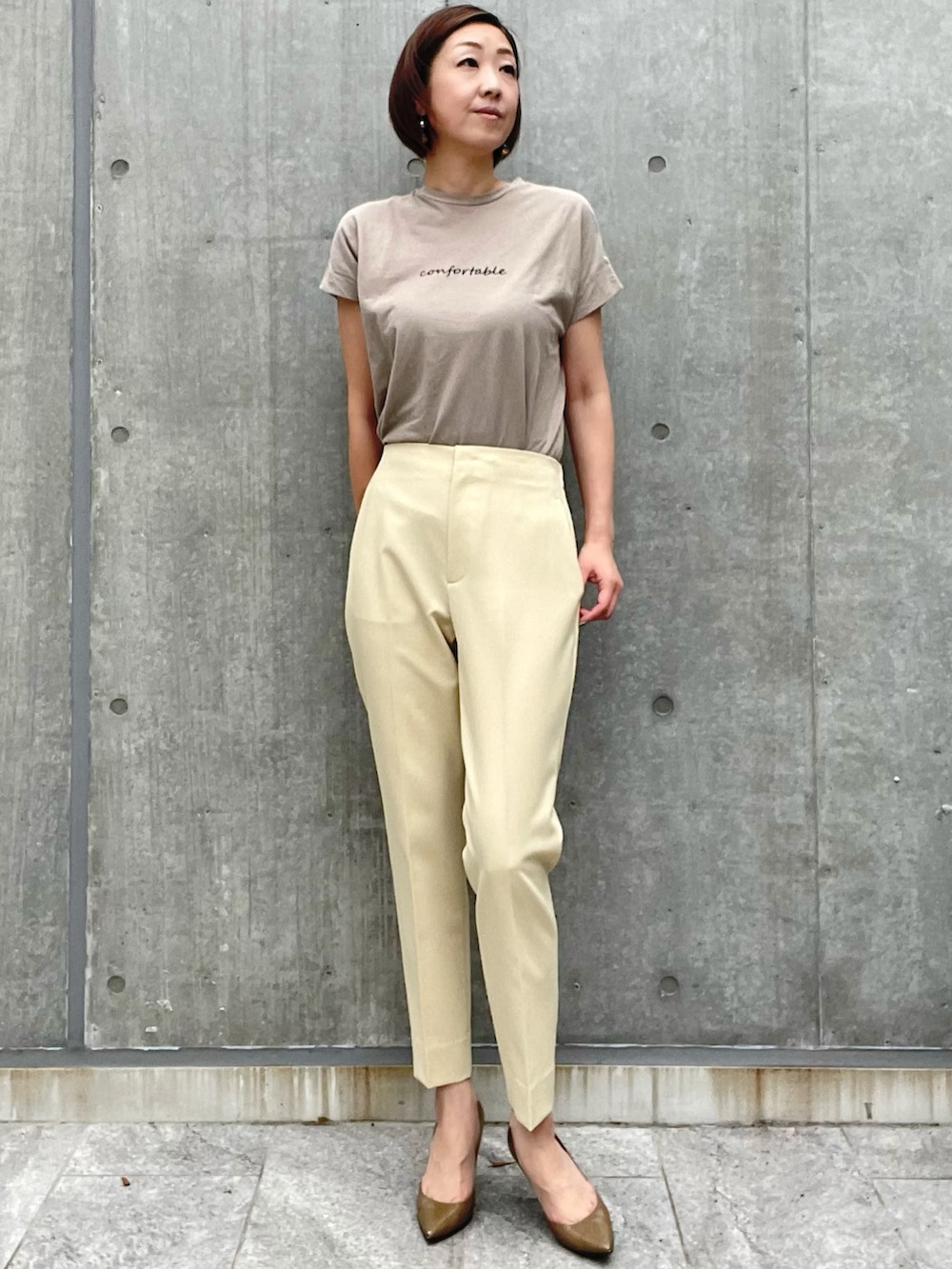 ベージュ系のTシャツ/カットソー、ブラウン系のニット/セーター、その他のパンツを着用したレディースの夏コーディネートの4枚目の写真