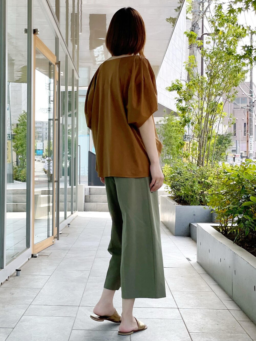 ブラウン系のTシャツ/カットソー、グリーン系のパンツ、グリーン系のその他パンツを着用したレディースの夏コーディネートの3枚目の写真