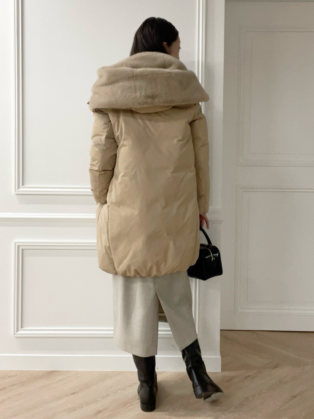 ベージュ系のブルゾン、ベージュ系のダウンジャケット/コートを着用したレディースの秋コーディネートの2枚目の写真