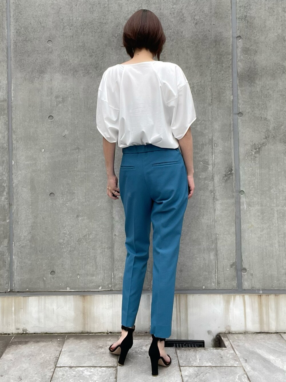 ホワイト系のTシャツ/カットソー、ブルー系のパンツ、ホワイト系のTシャツ/カットソーを着用したレディースの夏コーディネートの3枚目の写真