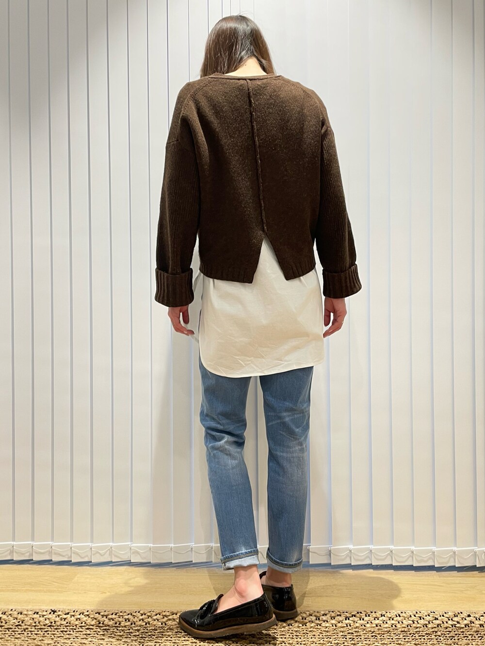 ブラウン系のニット/セーター、ブルー系のデニムパンツ、ブラウン系のニット/セーターを着用したレディースの冬コーディネートの2枚目の写真